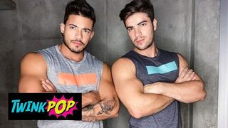 TWINKPOP - Мускулистый красавчик Даниэль Монтойя наклоняет нижнюю часть Алехо Оспины и трахает его тугую задницу порно
